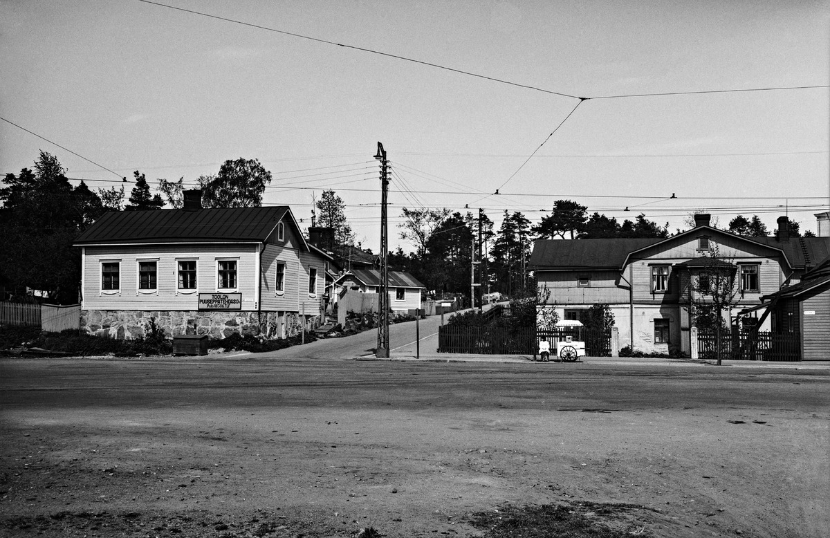 Turuntie (= Mannerheimintie 69, 71). Huviloita Lääkärinkadun kulmassa. Helsingin kaupunginmuseo. Grünberg, Constantin 1938.