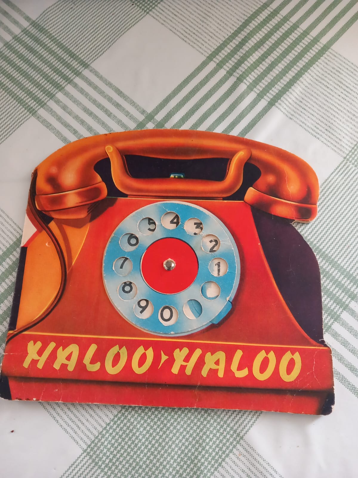 Puhelimen muotoinen kirja