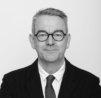 Kuva, joka sisältää kohteen Ihmisen kasvot, henkilö, vaate, muotokuva

Tekoälyn generoima sisältö voi olla virheellistä.