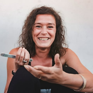 Kuva, joka sisältää kohteen henkilö, Ihmisen kasvot, hymy, vaate

Tekoälyn generoima sisältö voi olla virheellistä.